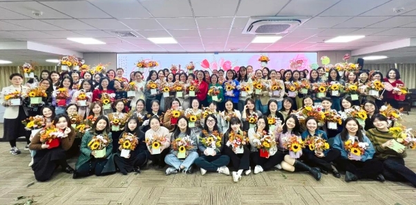 巾帼展风采 花香绽芳华丨市国资委机关工会联合广州人才集团工会开展三八妇女节插花活动
